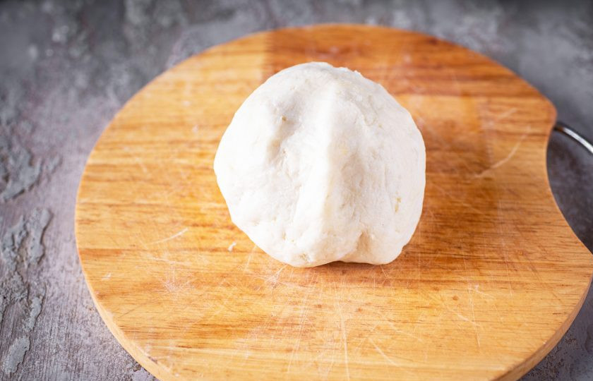 1. Этап. Вареники из рисовой муки: Добавляя к вязкому рисовому тесту по чуть-чуть рисовой муки доведите тесто до консистенции мягкого и пластичного.