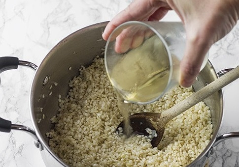 1. Этап. Рис с морепродуктами: Добавляем вино, перемешиваем и продолжаем готовить до полного испарения вина.