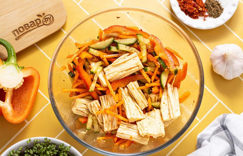 1. Этап. Соевая спаржа с овощами: Все хорошо перемешайте. Уберите в холодильник промариноваться минимум на полчаса.