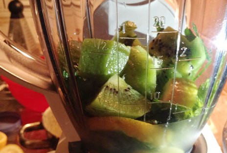 1. Этап. Жиросжигающий зеленый коктейль: Все ингредиенты сложить в блендер.