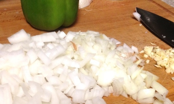 1. Этап. Макароны с фаршем и овощами: 3. Нарежьте кубиками перец и лук, измельчите чеснок.