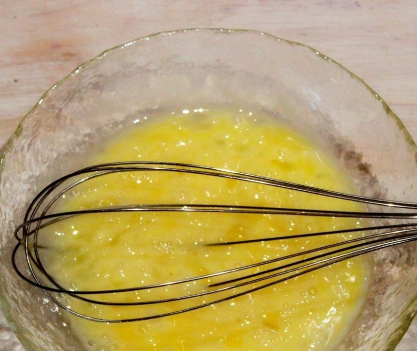 1. Этап. Жареная колбаса: 3. Взбиваем яйца миксером или обычным венчиком.