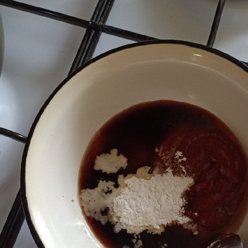 1. Этап. Куриные спиральки: Приготовить кисло-сладкий соус. Для этого проварить уксус с сахаром до полного растворения. Ввести кетчуп, соевый соус, лимонный сок, крахмал и перемешать до однородности.