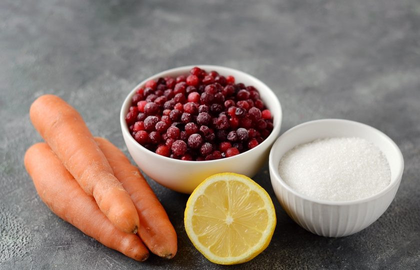 1. Этап. Варенье из брусники с морковью: Подготовьте все ингредиенты.