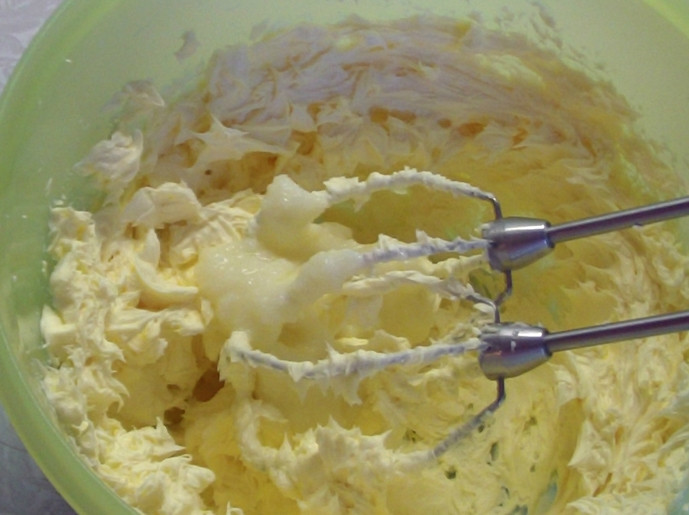 1. Этап. Крем Пражский: Снимаем заварной крем с плиты и остужаем. Положим брикет сливочного масла в другую миску, взобьем миксером. Естественно, масло должно быть не из холодильника, чтобы его можно было взбить. Насыпаем стакан сахара и еще раз взбиваем. Закладываем заварной крем во взбитое масло с сахаром и взбиваем миксером до пышной однородной консистенции.