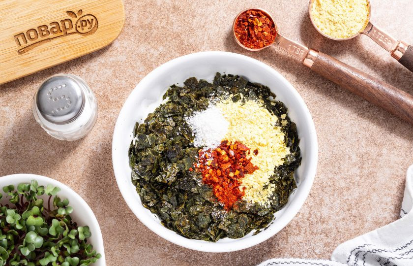 1. Этап. Фурикакэ: Добавьте к нори соль, пищевые дрожжи и перец хлопьями.