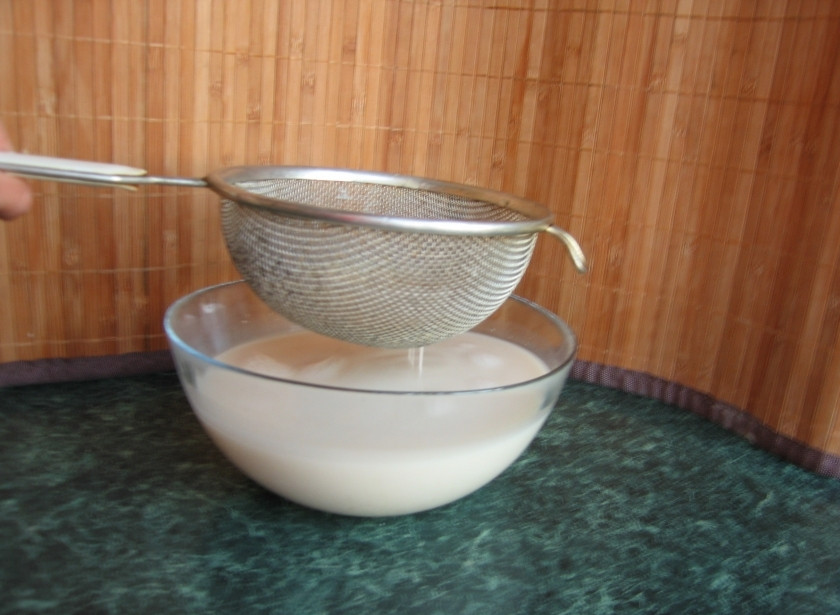 1. Этап. Овсяный кисель Изотова: Овсяные хлопья , конечно же, будут забивать дуршлаг. Поэтому нам понадобится еще холодная кипяченая вода для промывки - литров 6 максимум.