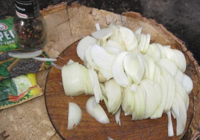 1. Этап. Бухлер из говядины: Нарежьте мелко остальной лук.