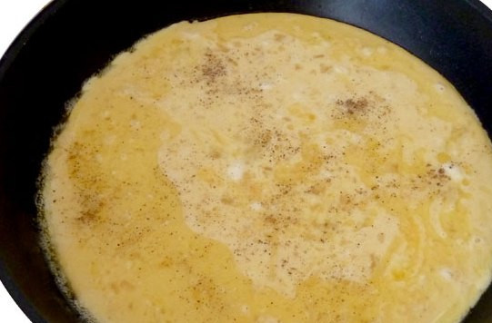 1. Этап. Яичница с мукой: Переливаем яичную смесь на сковороду, накрываем ее крышкой и уменьшаем огонь до минимального.