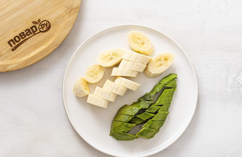 1. Этап. Смузи из авокадо и киви: Банан и авокадо тоже очистите от кожуры и нарежьте на ломтики среднего размера.