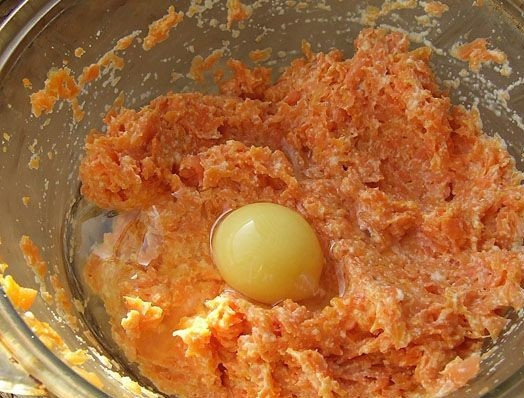 1. Этап. Морковные котлеты на скорую руку: 3. К натертой моркови добавить манную крупу и вбить яйцо. Всыпать щепотку соли, перца, возможно специи по вкусу. Все как следует перемешать.