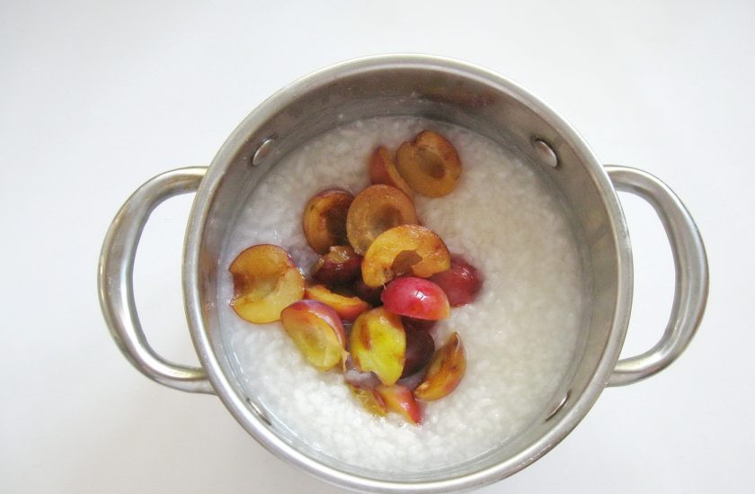 1. Этап. Сладкая рисовая каша со сливой: Сливу помойте, удалите косточки и выложите в кастрюлю с отварным рисом. Добавьте еще немного воды и варите кашу 10-15 минут.