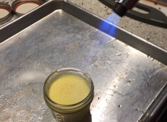 1. Этап. Классический крем-брюле: 6. Остудите крем-брюле после готовки в течение получаса и поджарьте верхушку газовой горелкой.