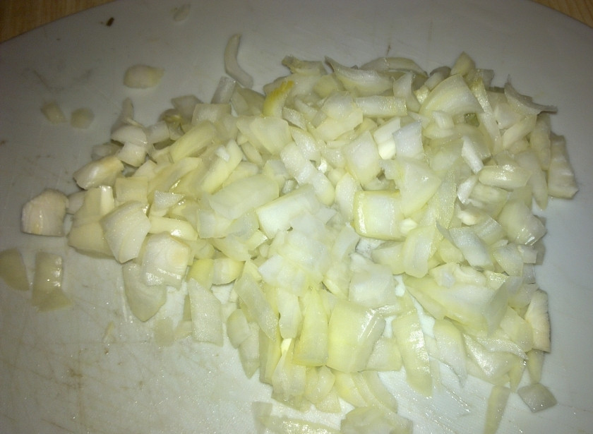 1. Этап. Курица с грибами в мультиварке: Если вас заинтересовало, как сделать курицу с грибами в мультиварке, то вам необходимо: 1. Лук чистим, моем, нарезаем кубиками. В то же самое время включаем мультиварку, режим «Выпечка», время 20 минут. Наливаем туда масло, подогреваем. Выкладываем лук и обжариваем его со всех сторон.