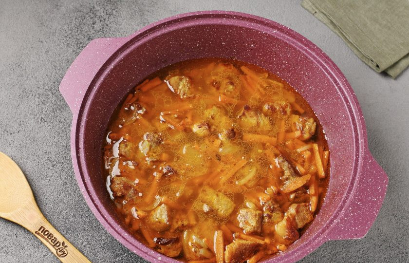 1. Этап. Плов с булгуром и жареной вермишелью: Влейте кипяток (вода должна лишь слегка покрывать мясо).