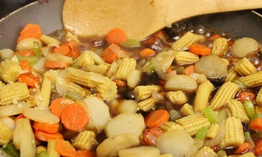 1. Этап. Куриное филе с овощами: 10. Влейте соус, в котором мариновали курочку. Дополнительно подсолите и поперчите при необходимости. Выложите на сковороду остальные овощи и курицу.