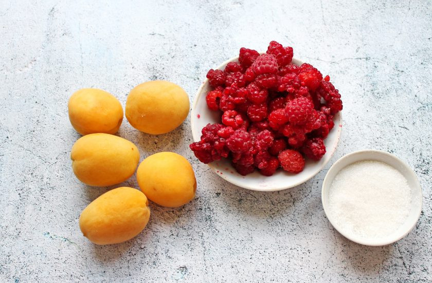 1. Этап. Варенье из малины с абрикосами: Подготовьте все необходимые ингредиенты для приготовления варенья из малины с абрикосами. Ягоды переберите, абрикосы вымойте и обсушите.