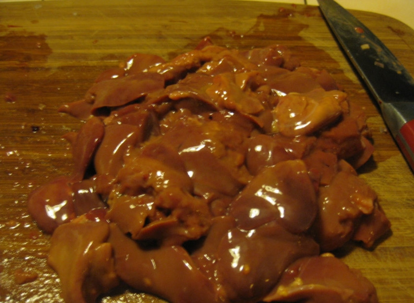 1. Этап. Мусс из печени куриной: 1. Подготовка печени - довольно трудоемкий процесс. Ее нужно как следует промыть, затем обсушить бумажным полотенцем и удалить все лишнее. Куриная печень не горчит, так что замачивать ее предварительно не нужно.