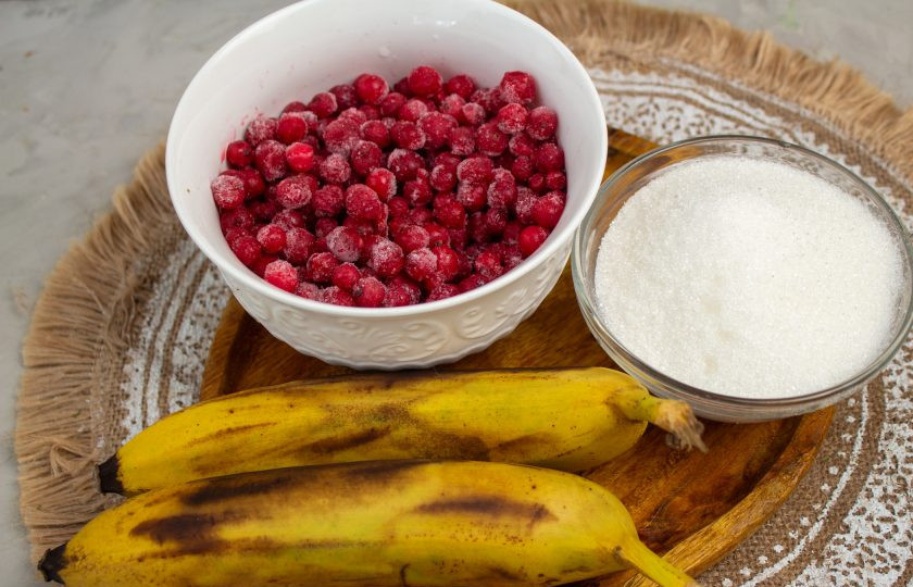 1. Этап. Красная смородина с бананом на зиму: Подготовьте необходимые продукты. Смородину переберите, хорошо промойте. Бананы используйте спелые.