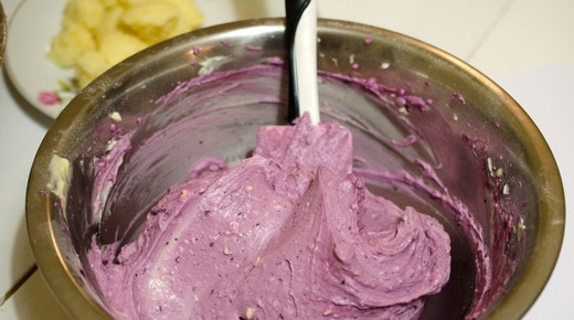 1. Этап. Творожно-черничный крем: 4. Пока взбивается крем нужно замочить чайную ложку желатина в горячей воде и дать ему набухнуть. Постепенно вливаем желатин и продолжаем взбивать. После этого творожно-черничный крем нужно отправить в холодильник до полного застывания. Обычно на это уходит менее часа.