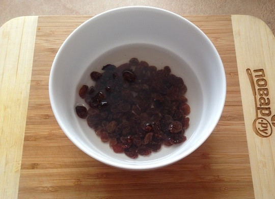 1. Этап. Запеченная пшенная каша с тыквой и яблоком: 5. Изюм заливаем кипятком на пару минут, затем сцедим жидкость и отжимаем изюм.