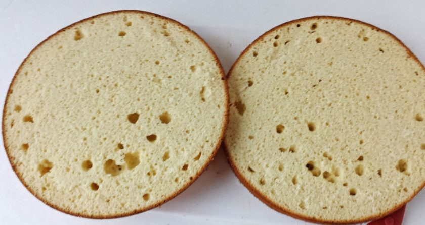 1. Этап. Бисквитный торт Графские развалины: 13. Остывший белый бисквит разрезаю на 2 одинаковых коржа.