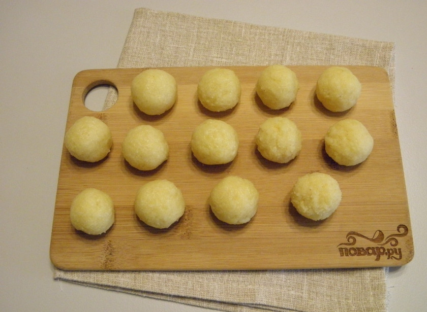 1. Этап. Суп с картофельными шариками: Слегка влажными руками набирайте по чайной ложке картофельной массы, катайте шарики. Величина шарика должна быть с грецкий орех или вишенку.