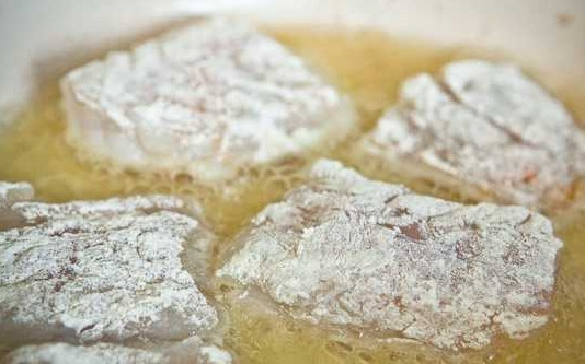 1. Этап. Рыба с овощами под маринадом: 3. Каждый кусок рыбы обваляйте в муке со всех сторон и выложите на сковороду. Обжарьте до румяной корочки на сильном огне.