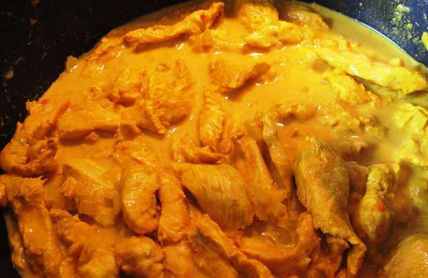 1. Этап. Курица карри с рисом: Потом вливаем кокосовое молоко, сок лайма. Тушим до готовности курицы. Солим и перчим по вкусу.