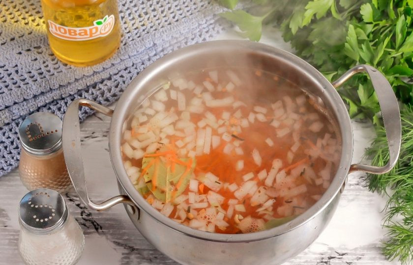 1. Этап. Рыбный суп с икрой мойвы: Влейте горячую воду и поместите емкость на плиту. Добавьте в кастрюлю лавровые листья и отварите все примерно 15 минут.