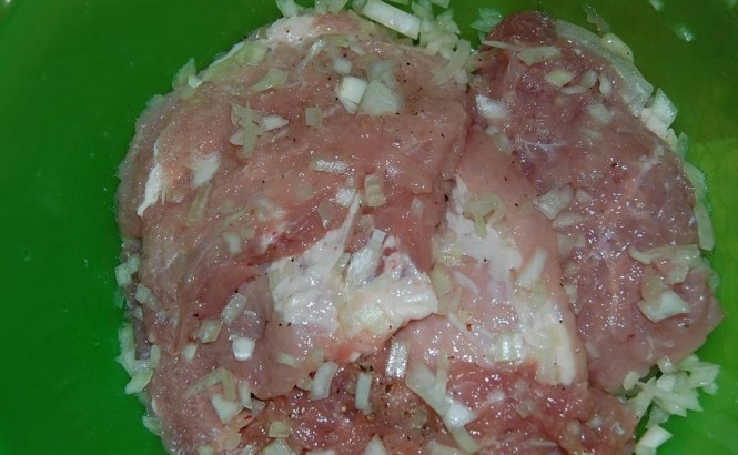 1. Этап. Свинина по-купечески: Репчатый лук мелко нарезаем и выкладываем его в миску с отбитым мясом, добавляем соль и перец по вкусу, перемешиваем и ставим в холодильник минимум на час.