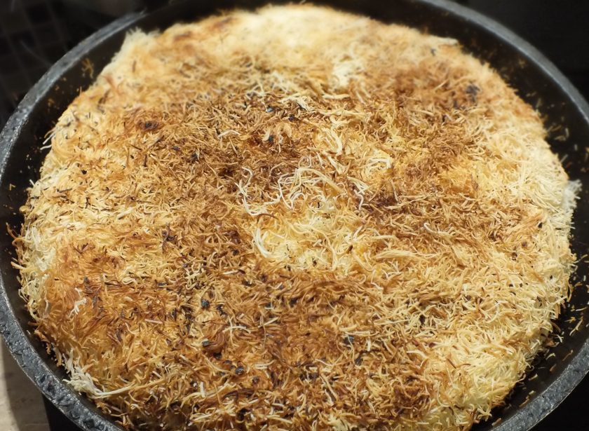 1. Этап. Кнафе: Если низ подрумянился, то с помощью тарелки, переверните кнафе и обжарьте с другой стороны до готовности.