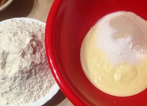 1. Этап. Леопардовый бриошь: 4. Добавляем соль, сахар и сухие дрожжи. Всыпаем муку и замешиваем тесто.