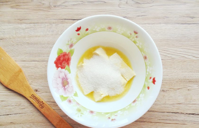 1. Этап. Песочный пирог с яблоками и заварным кремом: Приготовьте тесто для пирога. В миску выложите мягкое сливочное масло и сахар.