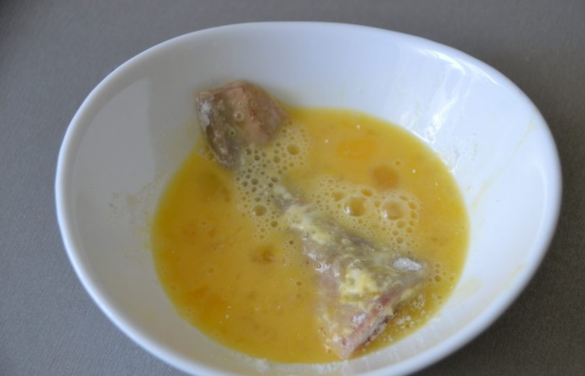 1. Этап. Терпуг, жареный на сковороде: Обмакните рыбу в яйце.