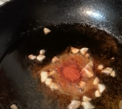 1. Этап. Ризотто в кокосово-свекольном соусе: На дне глубокого казана на среднем огне разогреть 50 г сливочного масла, добавить имбирь, лук, чеснок и одну чайную ложку соли. Жарить 10 минут.