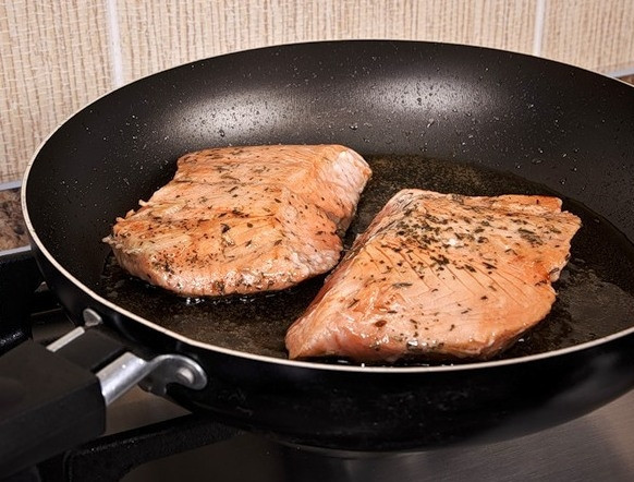 1. Этап. Греческий салат с семгой: Мякоть семги отделить от кожи, удалить кости. Нарезать на порционные куски, посолить, поперчить. Обжарить на гриле или сковороде с небольшим количеством масла 3-4 минуты с каждой стороны.