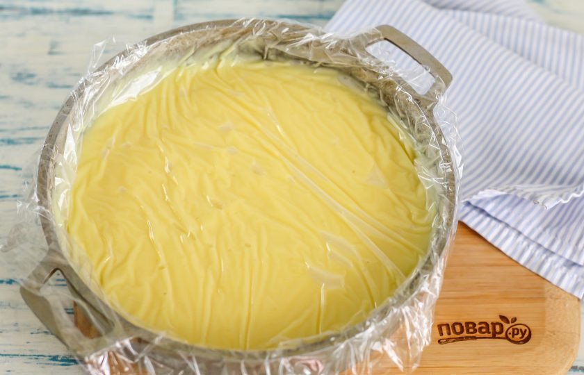 1. Этап. Заварной крем на маргарине: Выложите на поверхность заварного крема пищевую пленку стык в стык, чтобы он не покрылся пленочкой при остывании. Остудите в течение 2-3 часов.