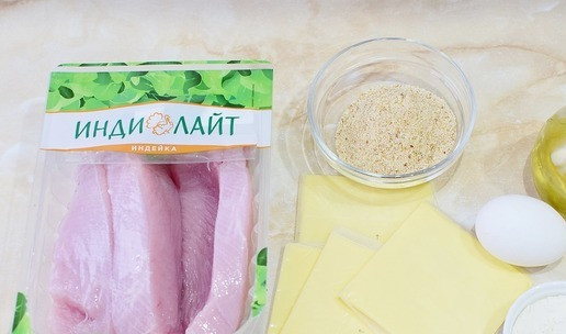 1. Этап. Мясные рулеты для перекуса: Для приготовления рулетиков возьмите необходимые ингредиенты. Отличным вариантом будет взять стейки грудки Индилайт. Они уже нарезаны, Поэтому их удобно отбивать. Можно взять сразу целый стейк для крупного рулета. А можно разрезать и сделать маленькие рулетики, как у меня. Чтобы не тратить лишнее время на подготовку начинки, воспользуйтесь готовыми ломтиками плавленого сыра.