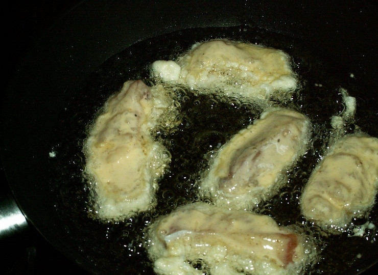 1. Этап. Морской язык в кляре: В сковороде разогреваем масло и выкладываем в нее рыбные кусочки.