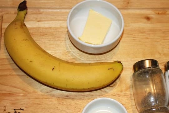 1. Этап. Яичница с бананом: Подготовьте ингредиенты.