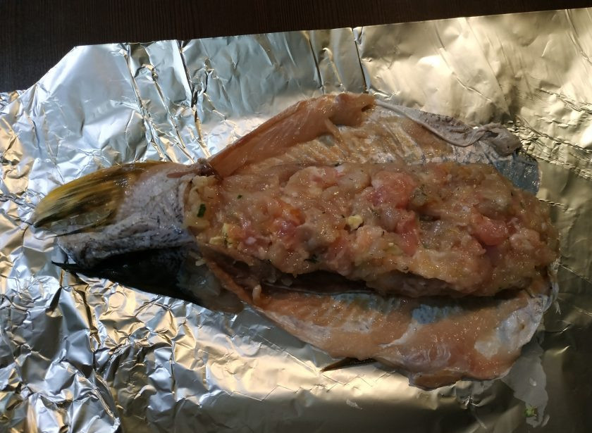 1. Этап. Емелина щука: Аккуратно выложите фарш в щучью шкурку.