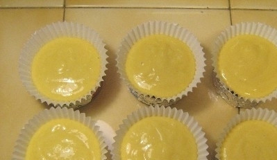 1. Этап. Маффины с вареной сгущенкой: Поверх сгущёнки снова выкладываем тесто. Не заполняйте формочки до самого верха, тесто должно занимать примерно 2/3 от объема формочки (можно чуть больше).