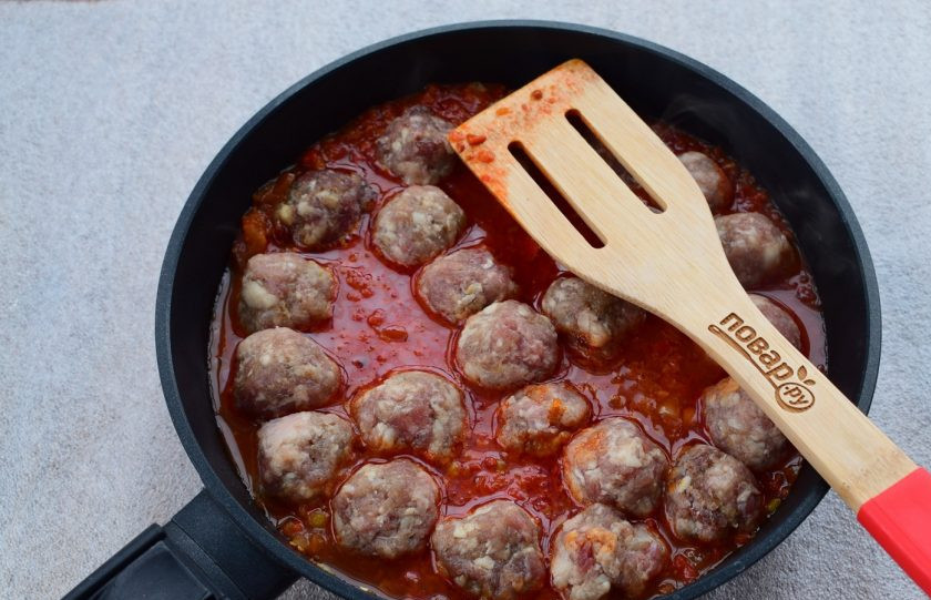 1. Этап. Фрикадельки с томатным соусом и яйцом: Опустите мясные шарики в соус, накройте крышкой, готовьте на медленном огне в течение 10 минут.