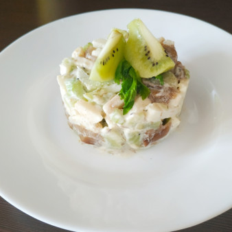 Салат с грибами и яблоками