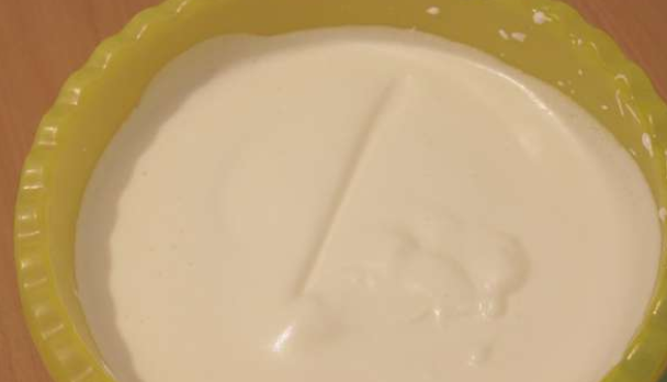 1. Этап. Торт Белый трюфель: Яично-сахарную массу снимаем с огня. Взбиваем миксером 10-15 минут. Масса загустеет и увеличится в объеме.