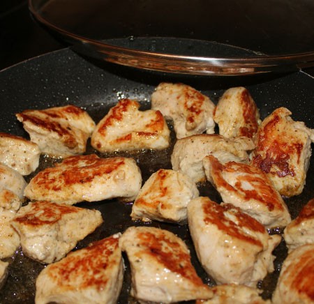 1. Stage. Chicken breast in sour cream: Cut the chicken breast into medium slices, salt a little and fry in vegetable oil over high heat until golden brown.