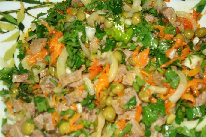 1. Этап. Салат Купеческий со свининой: Добавляем петрушку в салатницу к остальным ингредиентам. Также кладем консервированный горошек (без жидкости). Солим и перчим по вкусу, заправляем майонезом. Тщательно перемешиваем.