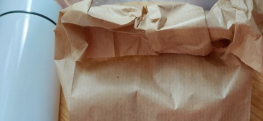 1. Этап. Слойки с ветчиной, изюмом и оливками: Выпечку я готовила для чаепития в лесу. Упаковала в бумажные пакеты, в термосы налила чай.