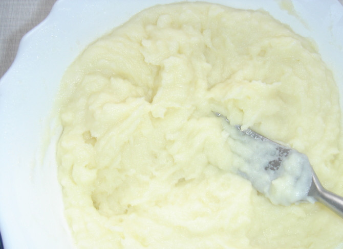 1. Этап. Кыстыбый на кефире: Отваренный картофель нужно растолочь, добавить яйцо, молоко и масло. Приготовить пюре средней густоты, соль по вкусу.